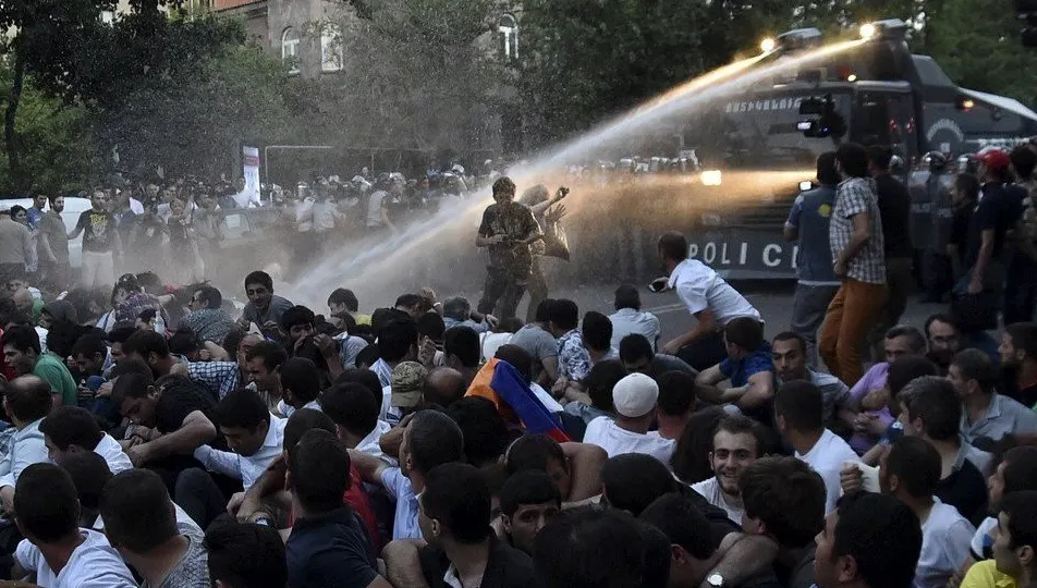 Tensiuni în Armenia: zeci de arestări după un protest. O luare de ostatici durează de 5 zile deja