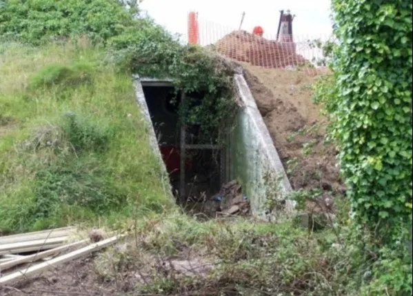 A găsit un buncăr din 1942, unde oamenii se ascundeau în război. Ce e acum înăuntru, te ŞOCHEAZĂ