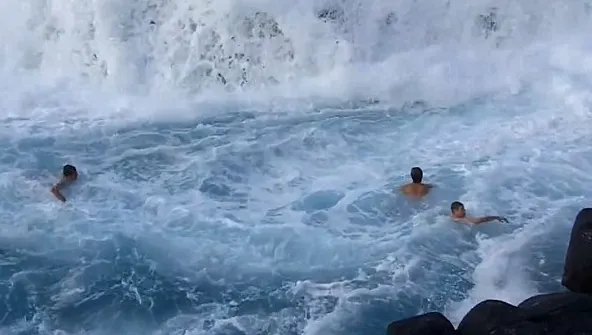 Imagini şocante cu PISCINA MORŢII. "E ca o fiinţă vie care vrea să te înghită"