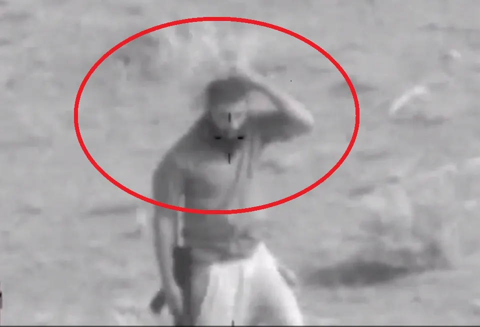 Un jihadist panicat a stârnit râsul lunetiştilor care-l aveau în vizor. Ce a făcut este HILAR
