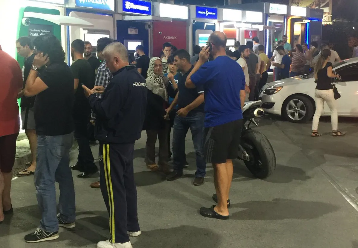 Cozi uriașe la bancomate în plină noapte în Turcia. Oamenii sunt disperați să nu piardă tot