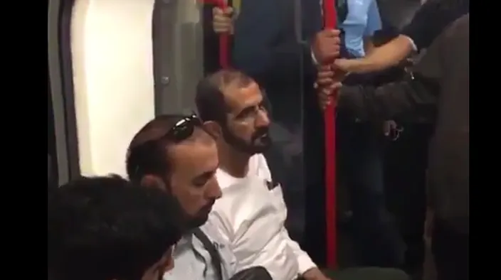 VIRAL. Şeicul şi prinţul din Dubai, în plimbare cu metroul prin Londra