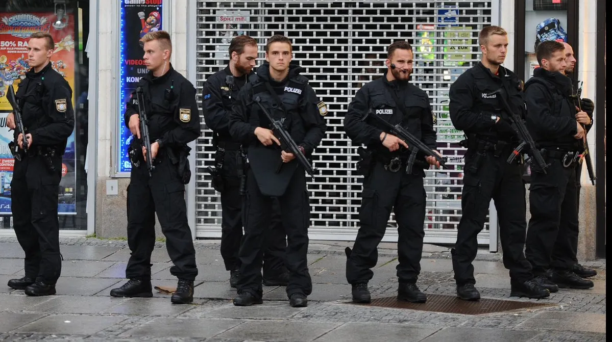 Munchen sub asediu. 3 atacatori înarmați sunt liberi. Poliția germană cere ajutor din Austria