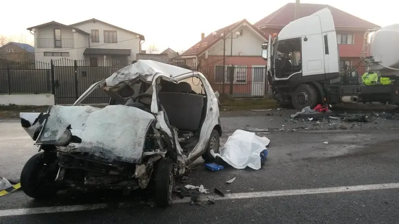 ACCIDENT GRAV la Mioveni. Doi oameni au murit şi alţi 9 sunt răniţi