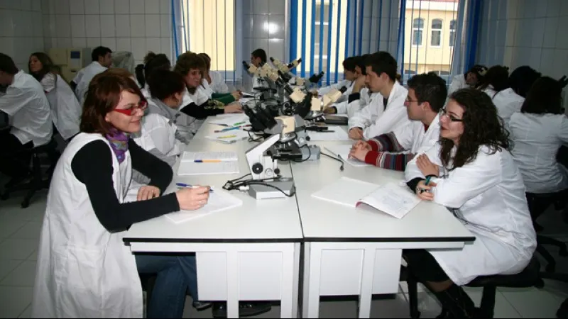 Admitere Medicină 2016. Concurenţă mare la UMF Carol Davila. Câţi elevi s-au înscris la admitere