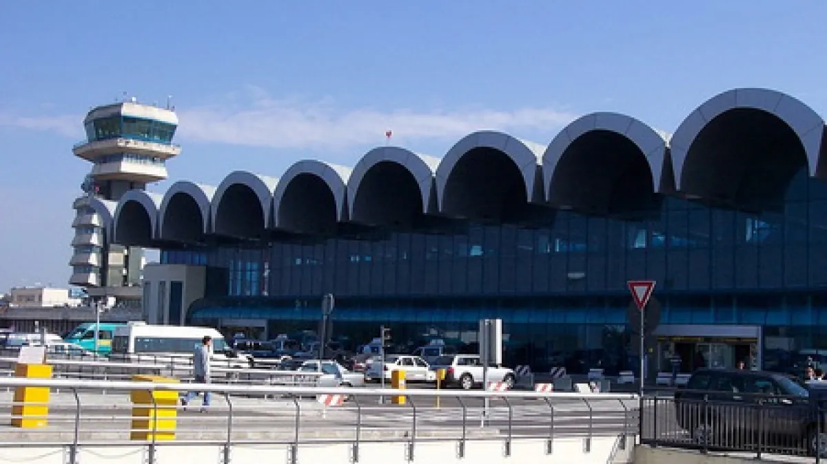 Zeci de pasageri, români şi străini, abandonaţi pe Aeroportul Otopeni de o companie aeriană