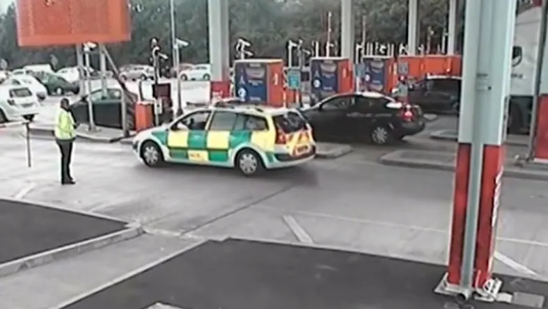Un șofer și-a vopsit mașina în culorile Ambulanței ca să nu piardă timp în trafic