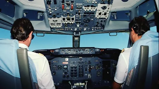 Piloţii unui avion de pasageri, arestaţi în Marea Britanie. Motivul este halucinat