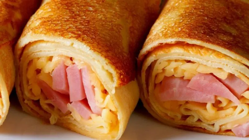 Cea mai simplă gustare: clătite cu şuncă şi caşcaval afumat. Sunt delicioase!