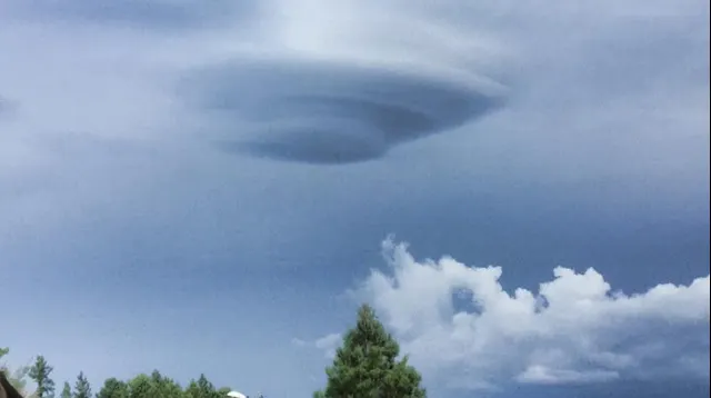 Imagini apocaliptice pe șosea. Șoferii au ieșit speriați din mașini să vadă ce se întâmplă. ”E OZN?”