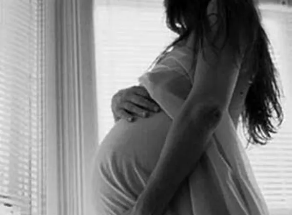 Cum arată femeia care susţine că e însărcinată de 2 ani de zile