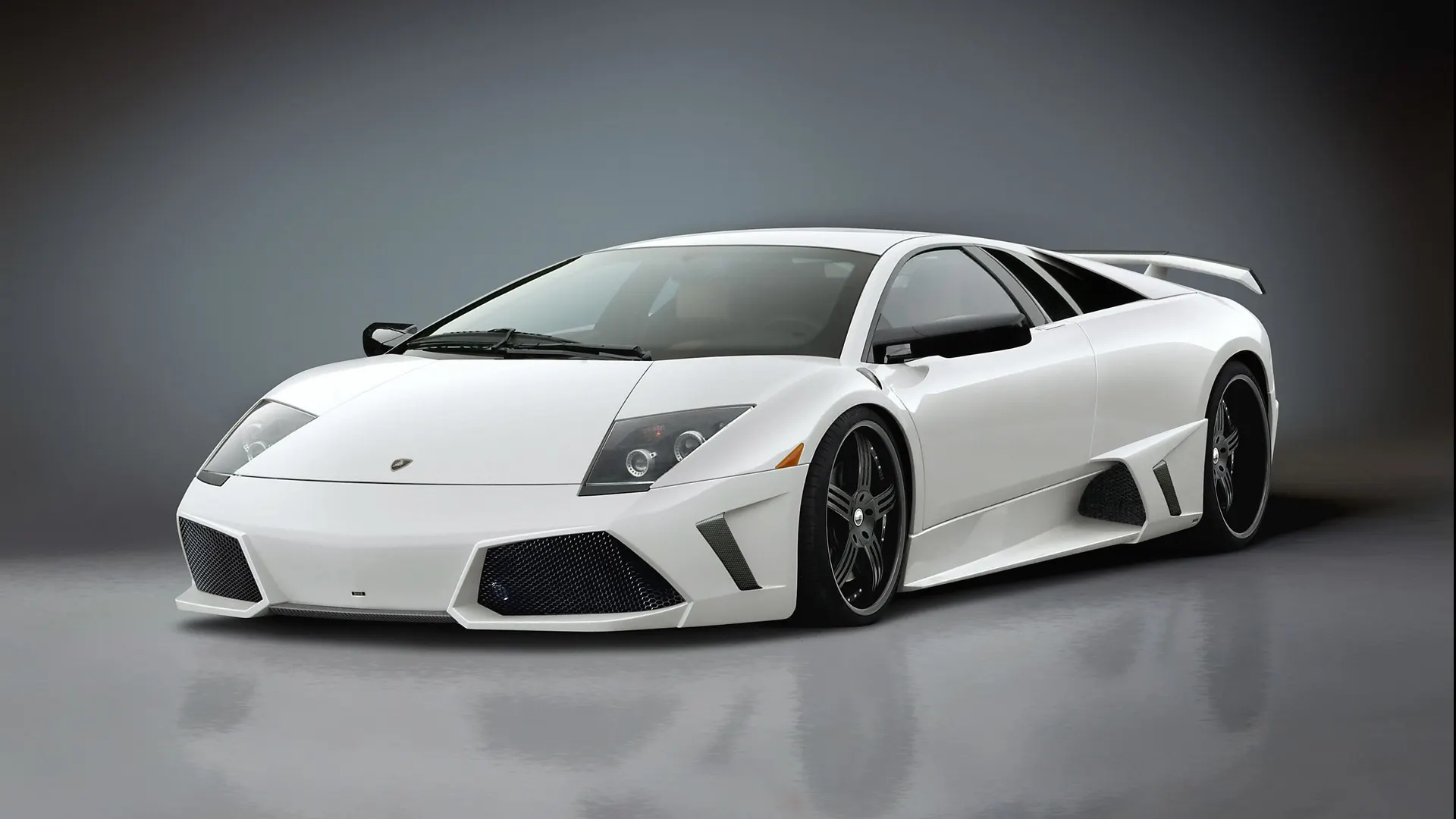 Apariție amuzantă pe autostradă. Un șofer a cărat capre cu un Lamborghini