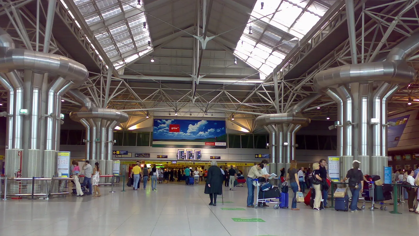 Alertă pe Aeroportul din Lisabona: Patru suspecți veniți din Algeria au fost arestați