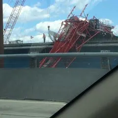 FOTO. Accident grav în New York. O macara s-a prăbuşit peste un pod. Cel puţin 3 răniţi