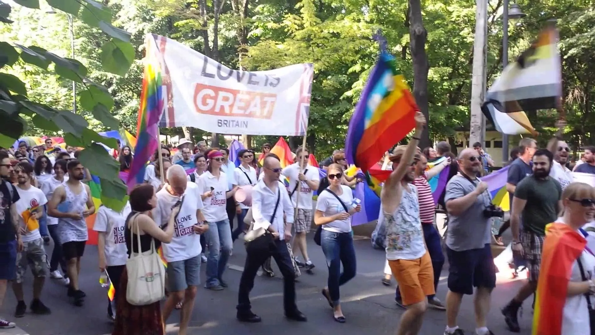 Membrii comunităţii LGBT au ieşit în stradă, ca reacţie la decizia CCR