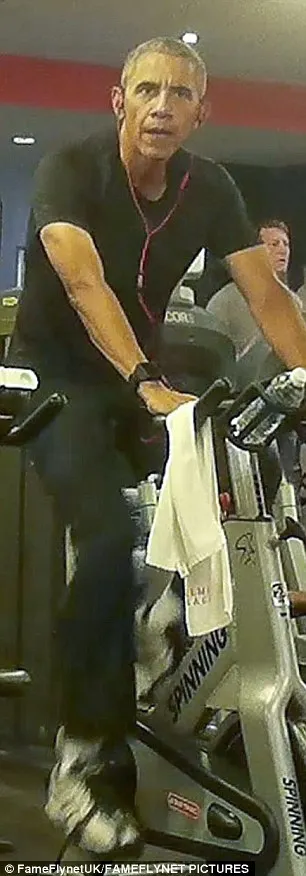 Barack Obama, fotografiat la o sală de sport, la Varşovia. Asculta muzică la o pereche de căşti roz