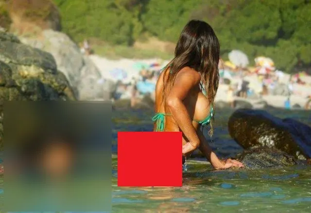 La 18 ani, a mers la mare cu părinţii. Ce sexy e, toţi bărbaţii o priveau. ŞOC! Ce o urmărea sub apă