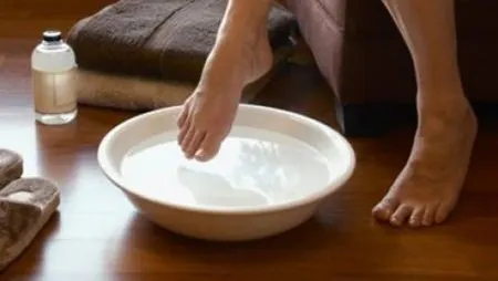 Pune-ţi picioarele în apă rece seara, înainte de culcare! Este incredibil ce efect are