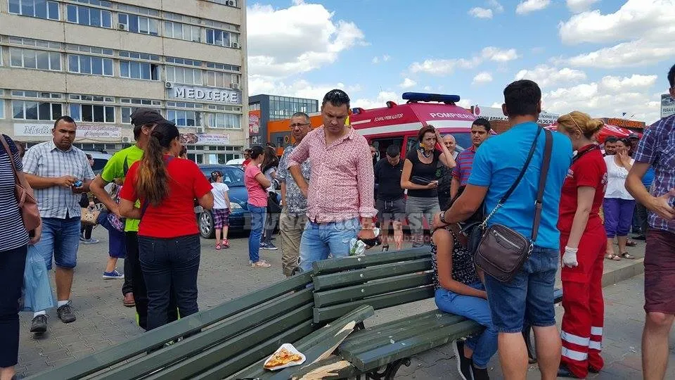 Mai multe persoane care aşteptau autobuzul pe o bancă, au fost grav rănite