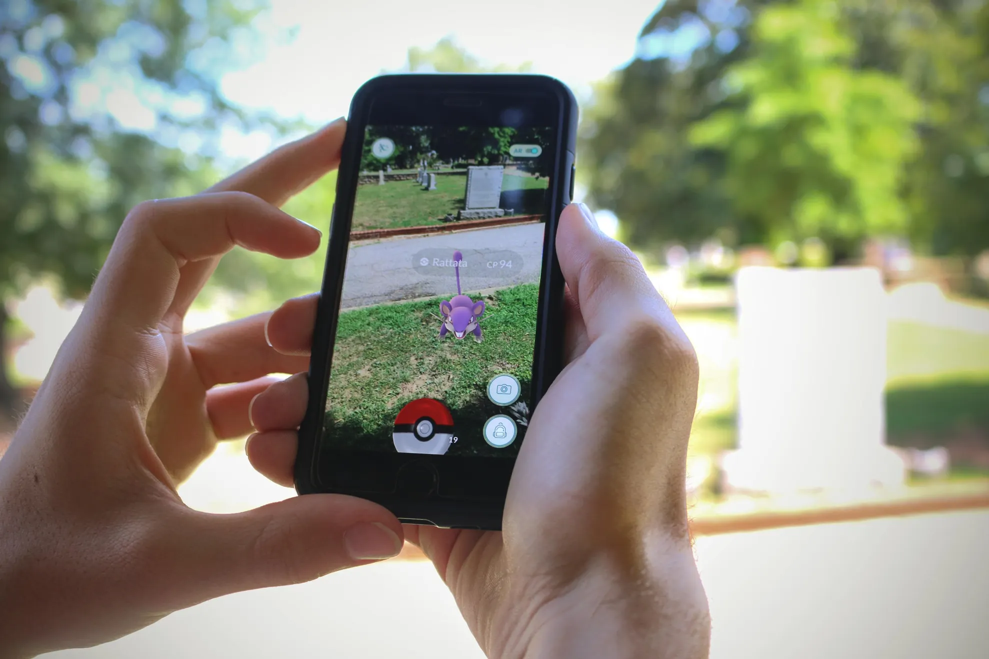 O femeie a mers să caute pokemoni în cimitir. Ce a urmat e incredibil