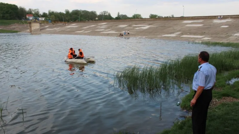Descoperire înfiorătoare într-un lac din Iaşi. Poliţiştii, şocaţi: ce avea cadavrul legat de gât