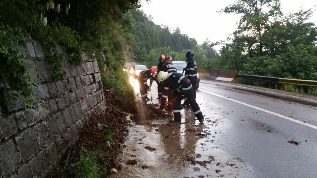 Trafic îngreunat pe DN1, în Prahova, în urma ploii torenţiale. Şoseaua, acoperită de aluviuni