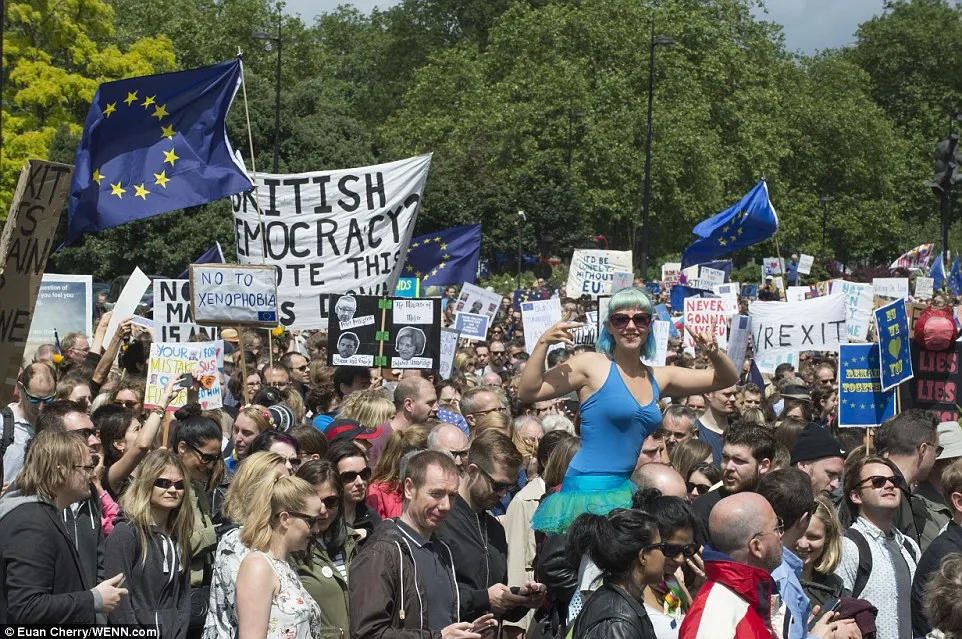BREXIT. Proteste de amploare la Londra. Mii de oameni protestează față de decizia de ieșire din UE
