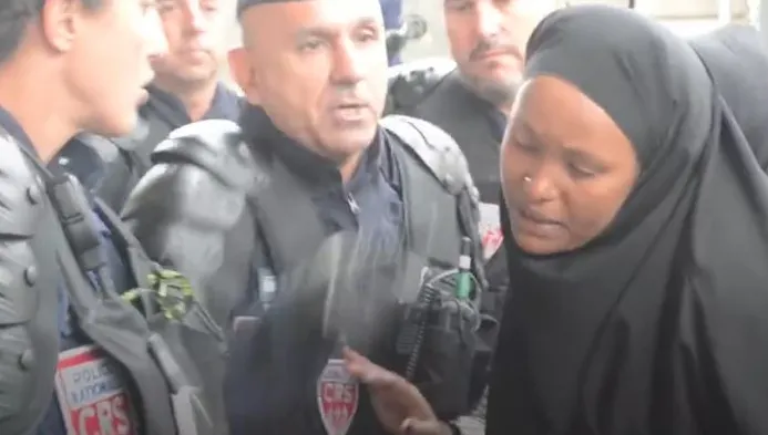 O refugiată voia să-și ia lucrurile personale dintr-o tabără din Paris. Ce a urmat? ”Revoltător”