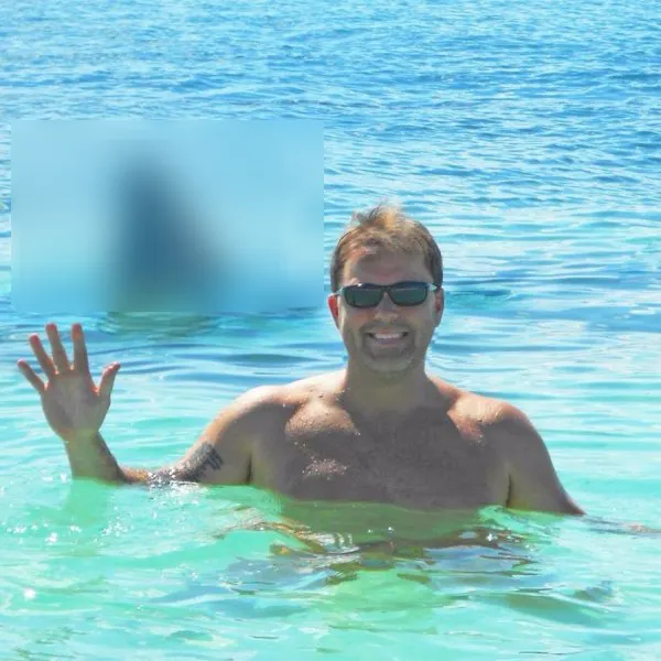 Soţia i-a făcut o poză în mare.S-au uitat atenţi în telefon la fotografie şi..ŞOC! Aproape de moarte