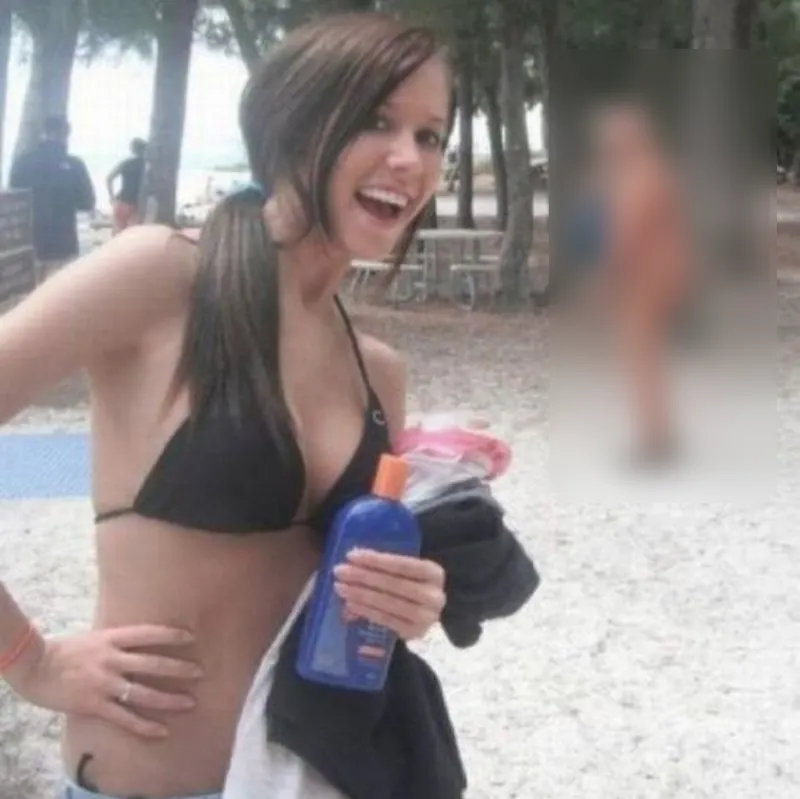 Bruneta sexy n-a luat examenul, dar a fugit la mare.Le-a trimis poza părinţilor, au iertat-o imediat