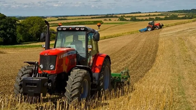 Filmarea făcută de un fermier, în timp ce era cu tractorul pe câmp. A crezut că e ceva magic!