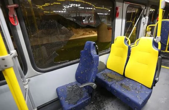 Incident la Rio. Un autocar care transporta jurnalişti a fost atacat