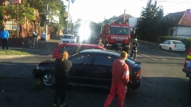 Accident grav, provocat de o șoferiță care a trecut pe roșu. A fost deschis dosar penal