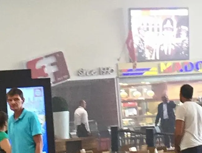Panică la Timişoara: 300 de persoane, evacuate din mall din pricina unui incendiu FOTO