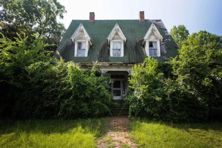 A găsit o casă abandonată de 30 de ani.Nimeni nu avea curaj să intre.El a făcut-o. ŞOC! Ce era acolo