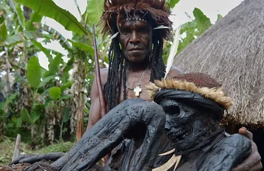 TRIBUL IZOLAT din Papua Noua Guinee care îşi păstrează morţii în casă, MUMIFICAŢI