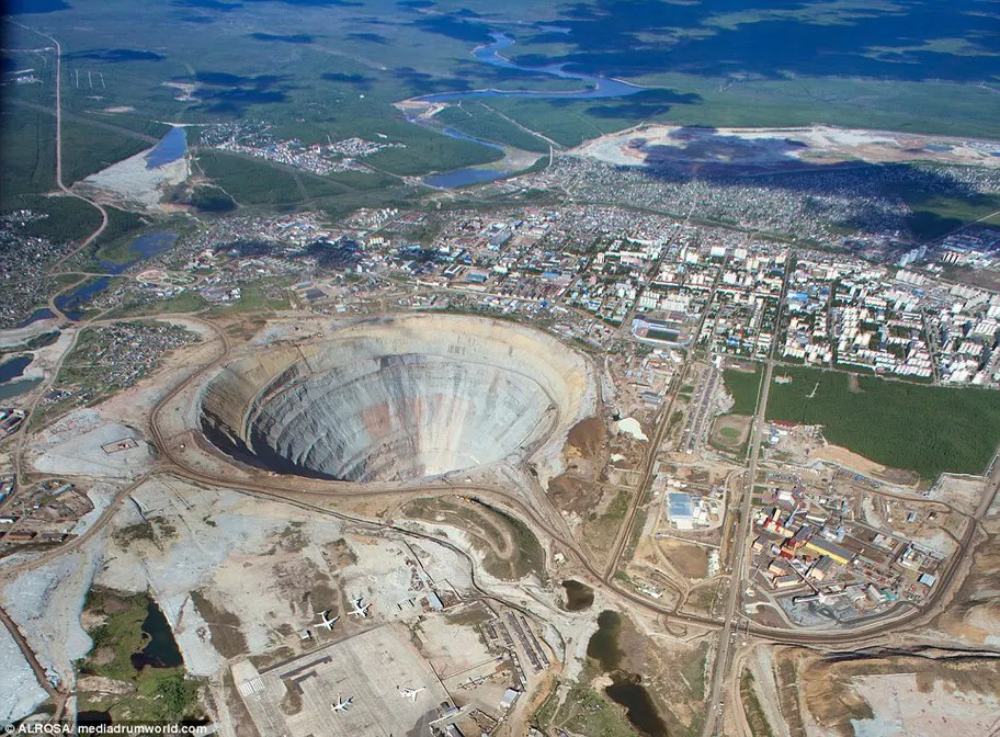Cea mai valoroasă gaură din lume. 13 miliarde de lire se află în acest crater