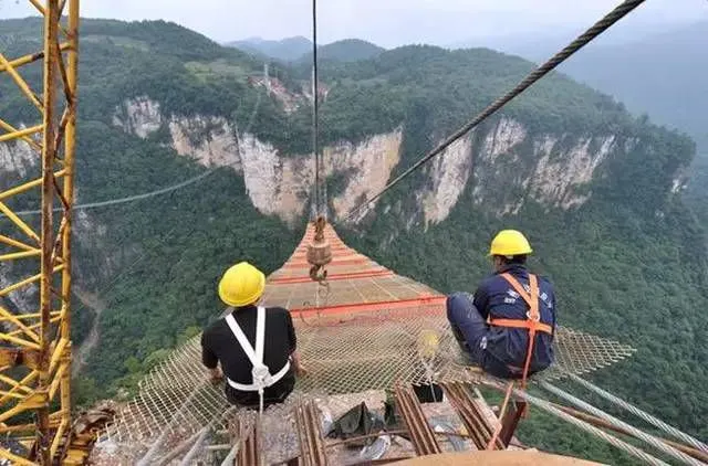 Cel mai înfricoșător pod de sticlă din lume, inaugurat în China