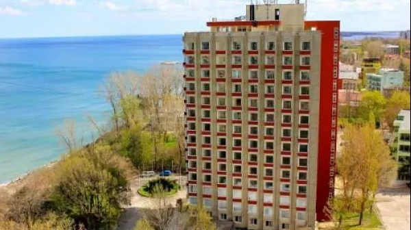 Dispar hotelurile de două stele de la mare. Care este motivul