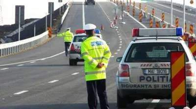Trafic îngreunat pe Autostrada A1 după ce o maşină a luat foc în urma unui accident