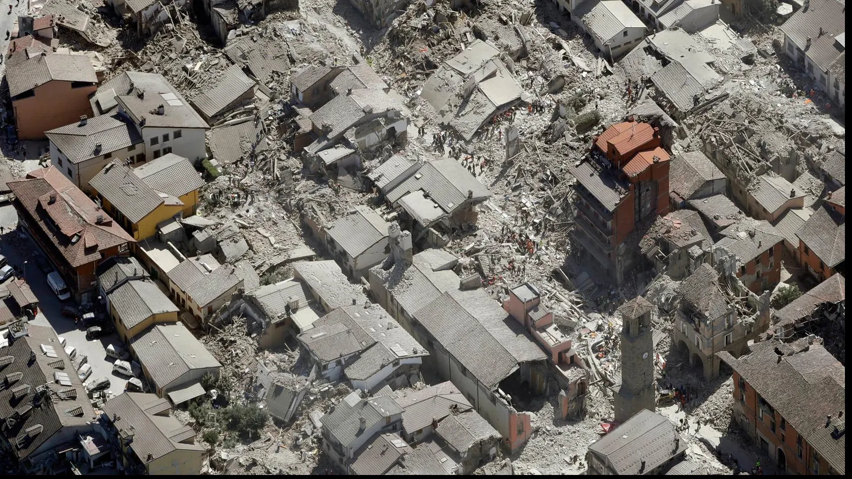 Doi români care furau prin ruinele din Amatrice, arestați în Italia