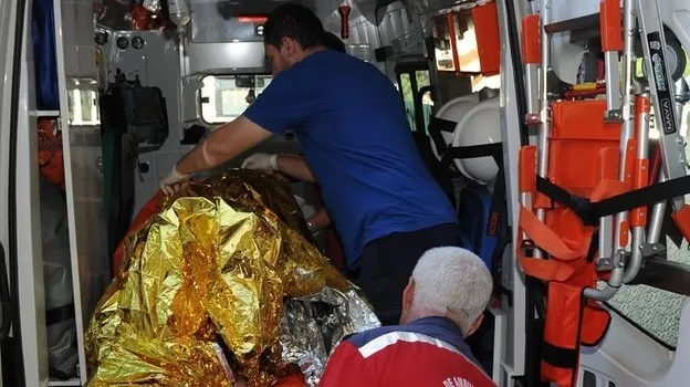 EXPLOZIE într-o garsonieră din Câmpulung: un bărbat, la spital. Alte cinci garsoniere, afectate