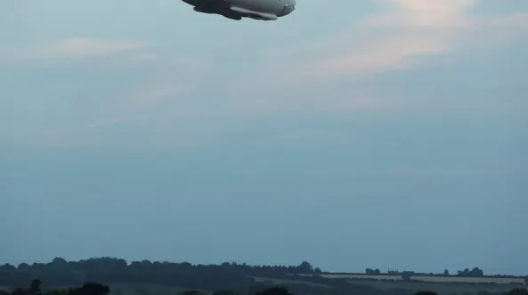 Un obiect ciudat a apărut brusc pe cerul unui oraș. Pozele cu el fac înconjurul lumii