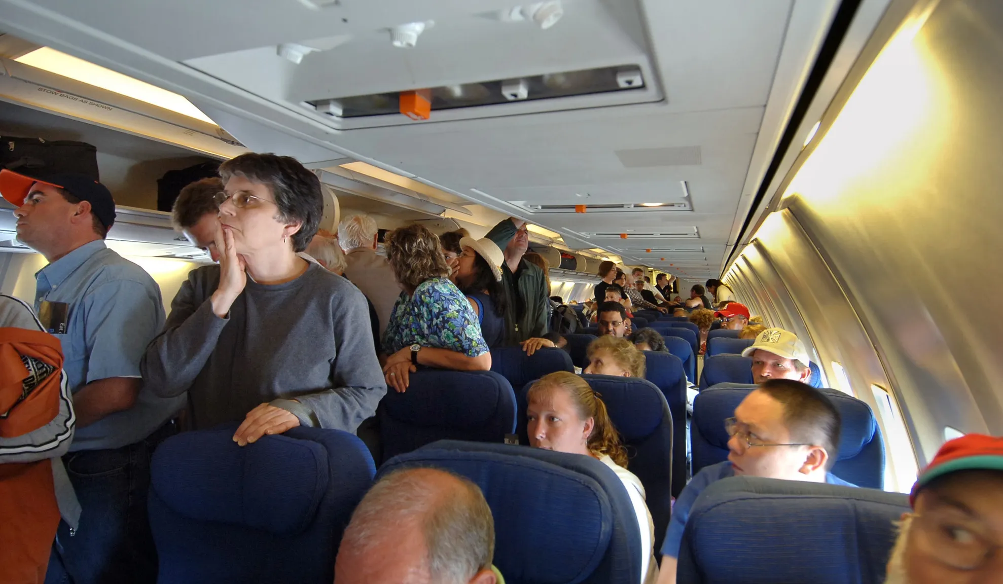 Avion EVACUAT de urgenţă, din cauza unui pachet suspect aflat sub scaunul unui pasager