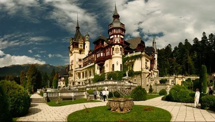 Regina Ana a murit. Drapel coborât în bernă la Castelul Peleș din Sinaia