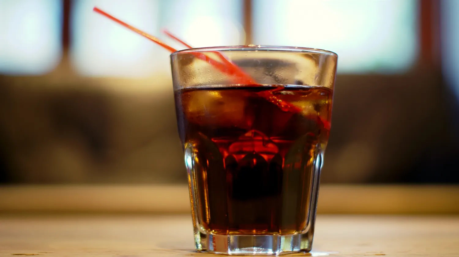 A pus la congelator o sticlă de cola şi a scos-o după câteva ore. Este uimitor!