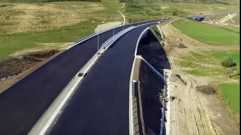 Imagini din dronă cu singura autostrada care ar putea fi gata în acest an