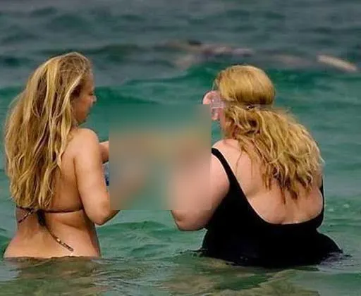 Ce făceau aceste două femei supraponderale în apă, la mare. Ceilalţi turişti au RÂS în hotote