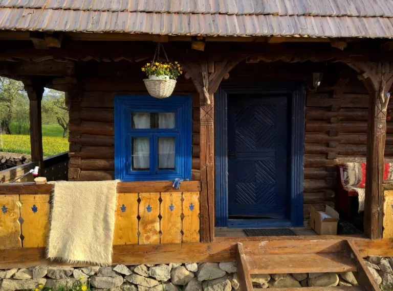 A restaurat o casă din Maramureş ce risca să ajungă lemne de foc. Acum arată fabulos