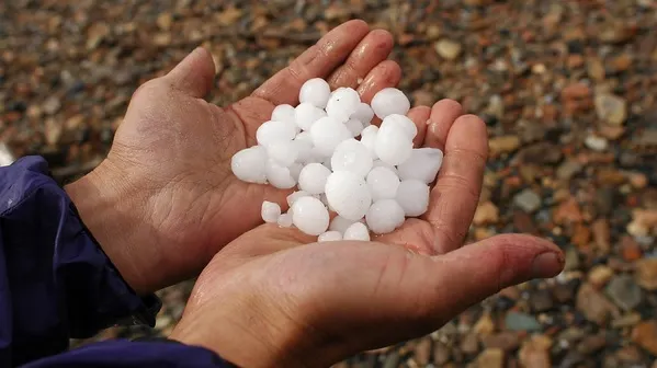 ALERTĂ METEO. Cod galben de furtuni și grindină. Potop în țară, vijelii periculoase